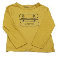 Hořčicové triko se skateboardy a nápisem Orchestra 