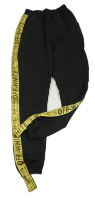 Černé sportovní tepláky s pruhem a nápisy 