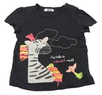 Tmavošedé tričko se zebrou a obláčky 