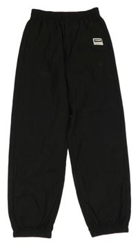 Černé šusťákové cuff kalhoty s nášivkou