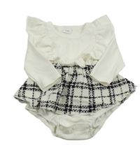 Bílé žebrované body s volánky a kostkovanou sukní 