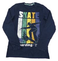 Tmavomodré triko se skateboardistou a nápisem