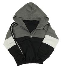 Černo-tmavošedo-bílá šusťáková větrovka s pruhem s nápisy a kapucí