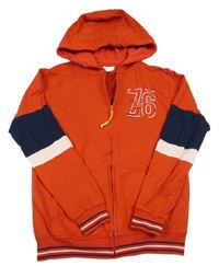 Červená propínací mikina s číslem a kapucí