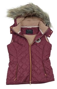 Vínová šusťáková prošívaná zateplená vesta s nášivkou a kapucí s kožešinou 