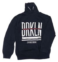 Tmavomodrý svetr s nápisem a límcem Chapter young