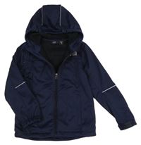 Tmavomodrá softshellová bunda s nápisem a kapucí