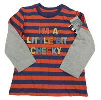 Červeno-tmavomodré pruhované triko s nápisem a šedými rukávy