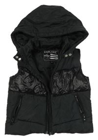 Černá šusťáková prošívaná zateplená vesta s kapucí Matalan