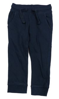 Tmavomodré tepláky s nářadím lupilu