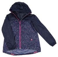 Tmavomodro-růžovo-šedá vzorovaná šusťáková jarní funkční bunda s kapucí Quechua