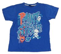 Modré tričko s nápisem a lebkami 