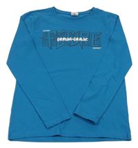 Modré triko s nápisem Chapter Young 