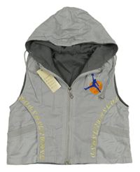 Nové - světlešedá šusťáková podšitá vesta s basketbalistou