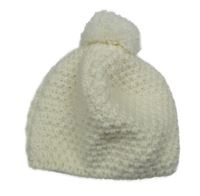 Smetanová pletená čepice s nášivkou a bambulí