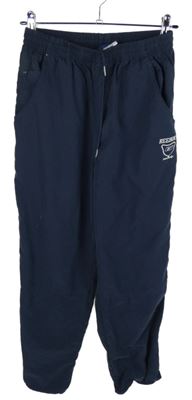 Pánské tmavomodré šusťákové kalhoty s erbem Reebok 