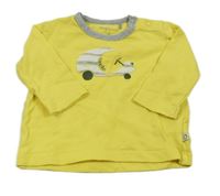 Žluté triko s autíčkem a šedým lemem 