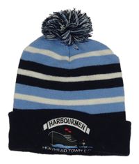 Modro-tmavomodrá pruhovaná čepice s bambulí a nášivkou 