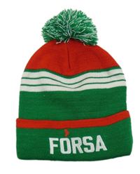 Tmavozeleno-červená pletená čepice s nápisem a bílými pruhy a bambulí 