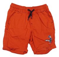 Červené plátěné kraťasy se šipkami a nápisy lupilu