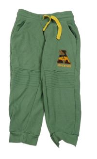 Zelené tepláky s písmenem Lupilu