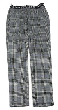 Černo-bílo-modré kostkované tregíny s nápisy C&A