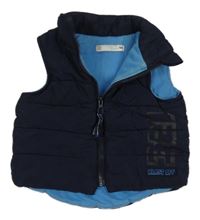 Tmavomodrá šusťáková zateplená vesta s nápisem 