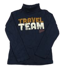 Tmavomodrý rolák s nápisem 