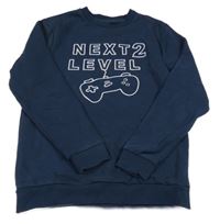 Tmavomodrá mikina s nápisem a ovladačem Orchestra 