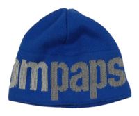 Modrá čepice s nápisem