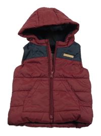 Vínovo-tmavomodrá šusťáková prošívaná zateplená vesta s kapucí Kiabi