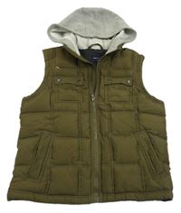 Tmavokhaki prošívaná šusťáková zateplená vesta s kapucí GAP