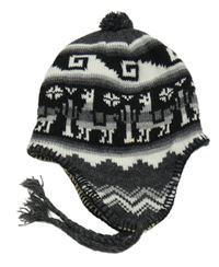 Černo-šedo-bílá vzorovaná čepice s třásněmi