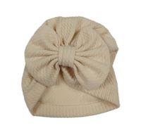 Béžová turbanová čepice s mašlí 