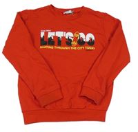 Červená mikina s nápisem a skateboardem