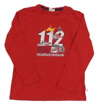 Červené triko s číslem a hasiči