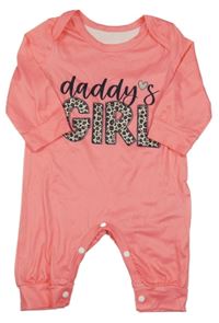 Růžový overal s nápisem 