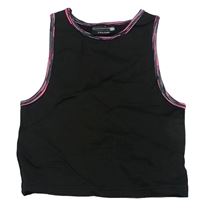 Černo-barevný žebrovaný sportovní crop top Ergeenomix 