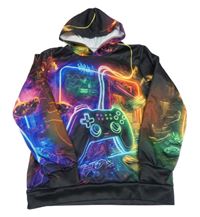 Černo-barevná mikina s ovladačem a kapucí 