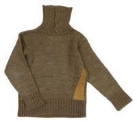 Hnědý svetr s koženkovými nášivkami a rolákem 