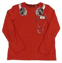 Červené triko se sluchátky a kapsou C&A