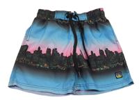 Modro-černo-růžové plážové kraťasy s městem 