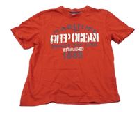 Červené tričko s nápisy a čísly Alive