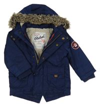 Tmavomodrá šusťáková zimní parka s nášivkou a kapucí s kožešinou Rebel