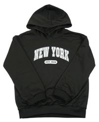 Černá sportovní mikina s nápisem a číslem a kapucí 