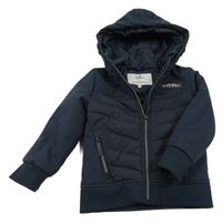 Tmavomodrý prošívaný šusťákovo/softshellový zateplený bomber s nášivkou a kapucí Topolino