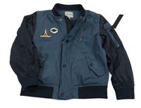 Tmavomodrý šusťákový jarní bomber s nášivkami