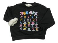 Černá zateplená mikina s barevnými nápisy 