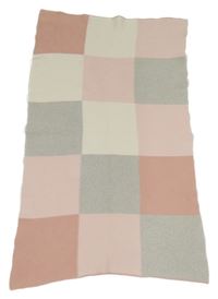 Růžovo-šedá kostkovaná pletená deka Next