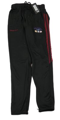 Nové - černé sportovní tepláky s vínovým pruhem a výšivkou 